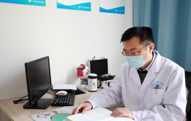 医生·医声——聊城太阳成tyc122cc(中国)集团业务院长张强：对峙“视力小偷”的孤勇者，致盲眼病患者的知心人